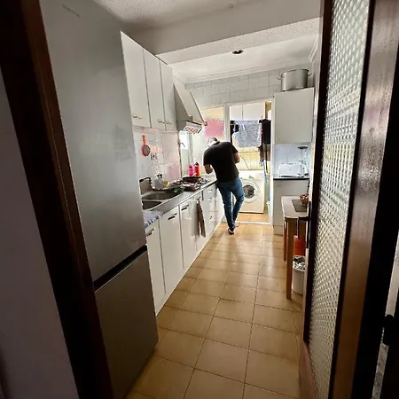 Amplia Y Luminosa Cerca Del Centro Y De La Playa, Barrio Tranquilo. Homestay *