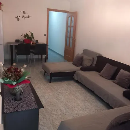 Habitación en casa particular Habitación Pequeña En Piso Compartido Con 2 Adultos Valencia