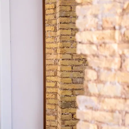 Well Lit And Creatively Designed Apartamento