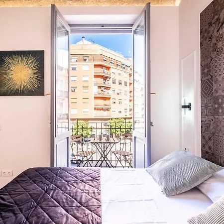 Beautifully Designed With Lots Of Natural Light *