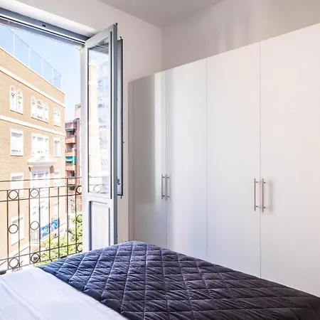 Well Lit And Creatively Designed 발렌시아