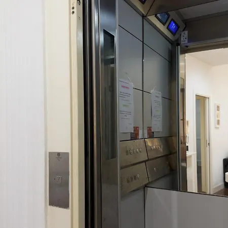 Market - Queen Square - Mid-term *