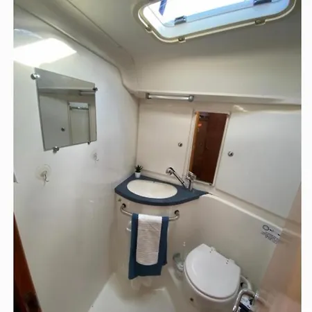 Velero En Club Nautico Mar *