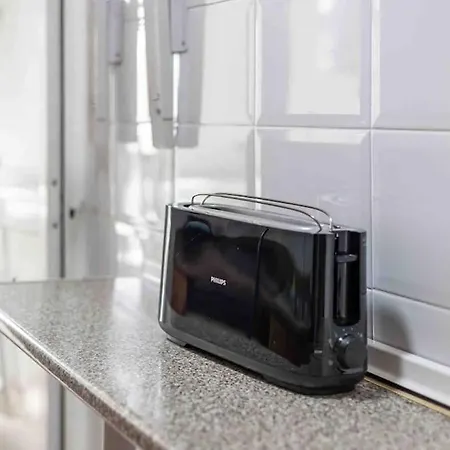 15 Min. Metro Ride To The Center *