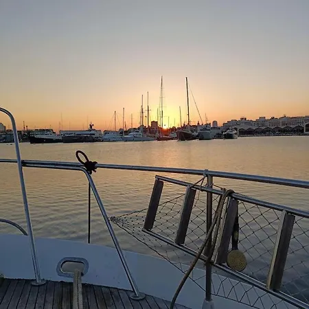 Noche Insolita En Yate De 16m A 2 Minutos De La Playa Botel