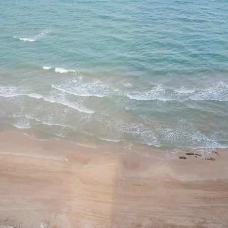 Ocean's Whisper: Les Palmeres Seaview Sanctuary Lägenhet