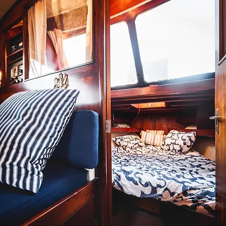 Alojamiento En Barco Oasis ספינת מלון