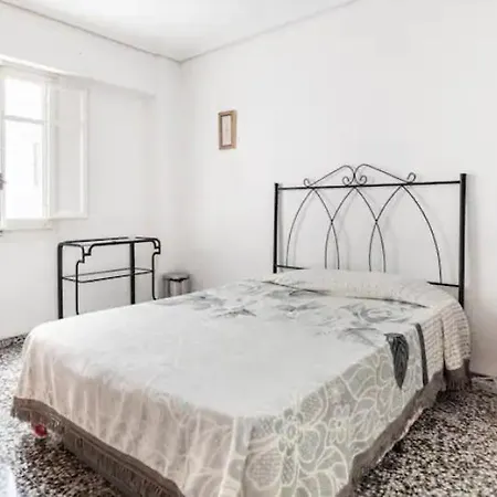 Private In Shared Workstay Valenza
