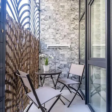 Exquisite With An Original Design Apartman