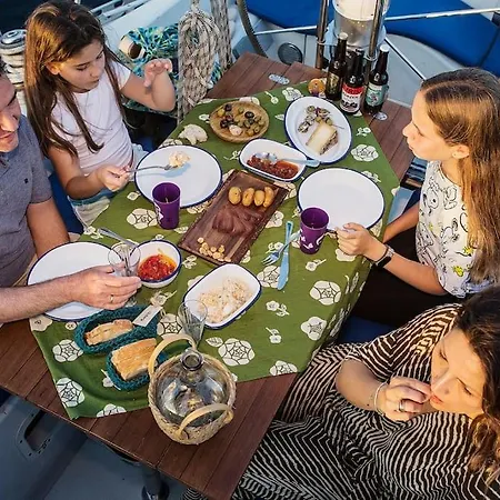 Botel Sailing District - Barco 5 En La Marina Norte *