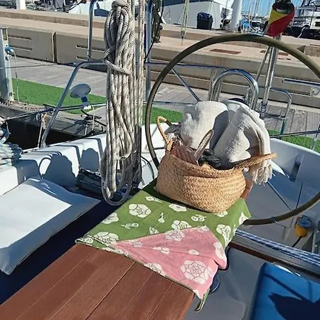 Sailing District - Barco Para 5 En La Marina Norte Botel Valencia
