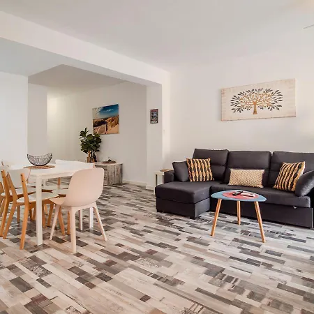 Spacious & Terrace Sleeps 7 *