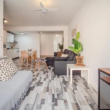 Apartment Spacious & Terrace Sleeps 7 *