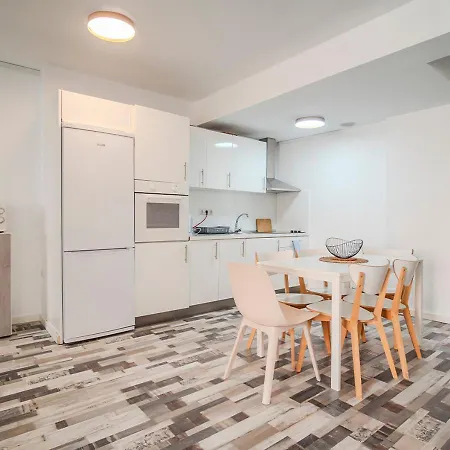 Spacious & Terrace Sleeps 7 Apartment *