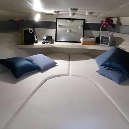 Exclusive Boat In Marina De Valencia, Ideal For Couples Botel