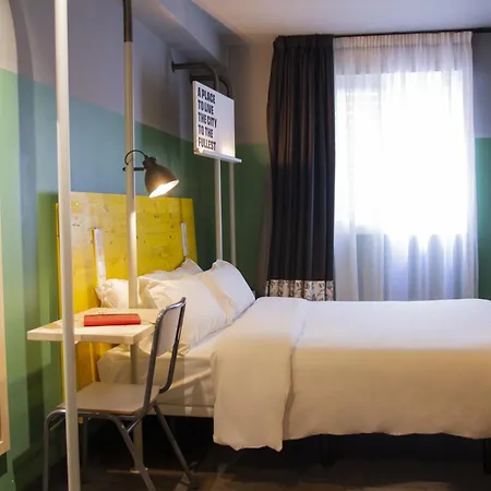 Hostel Room00 *
