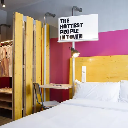 Room00 Hostel *