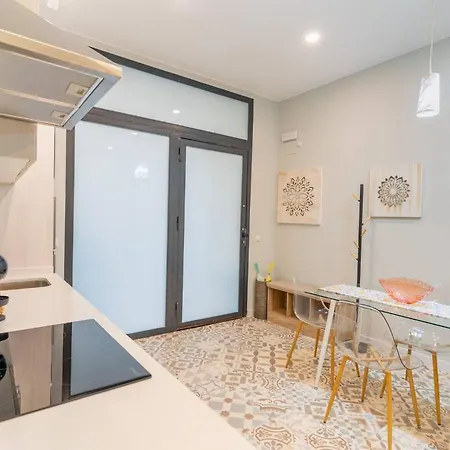 Manjon Leaves Apartment *