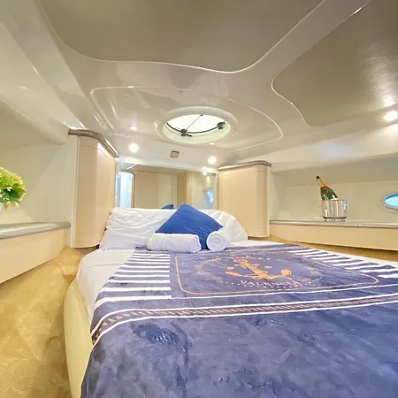 Hotel na wodzie The Yacht Experience *