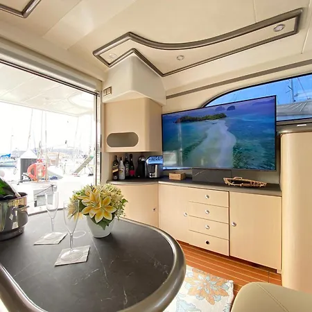 Ботель The Yacht Experience