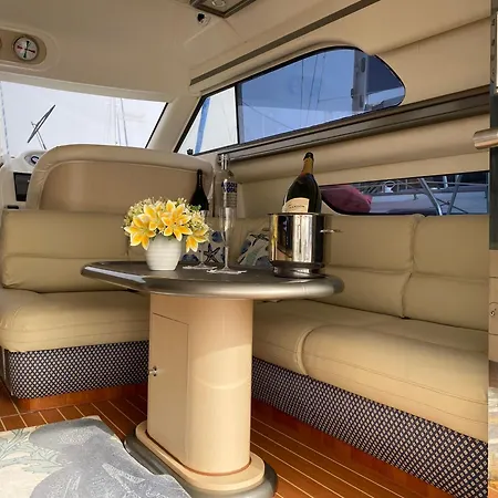 The Yacht Experience Πλωτό κατάλυμα