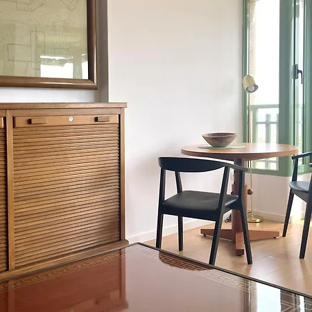 Stylish Well-connected Beachfront Flat *