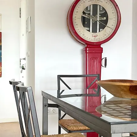 Stylish Well-connected Beachfront Flat