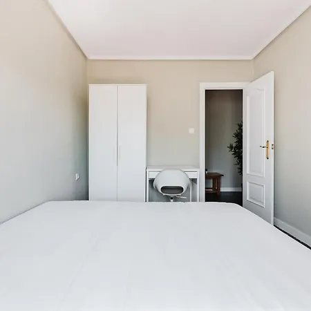 Modern And Spacious Close To The Apartment *