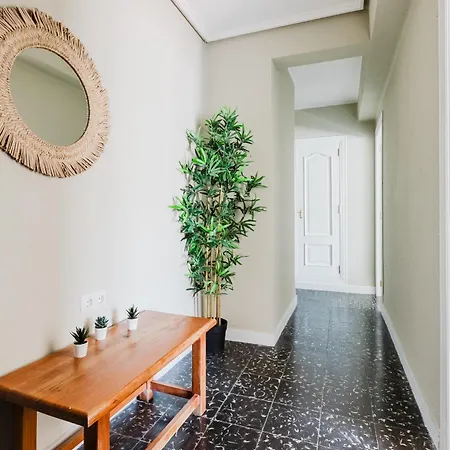Modern And Spacious Close To The Apartment Valencia
