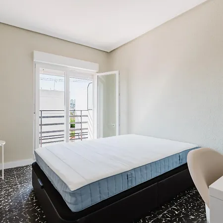 Modern And Spacious Close To The Apartment