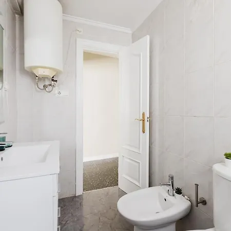 Modern And Spacious Close To The Apartment Valencia