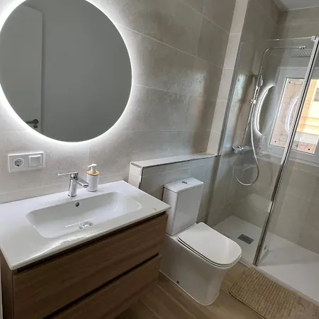 Habitacion Muy Grande Con Balcon Privado En Apartamento En Buena Zona Kwatera prywatna Walencja
