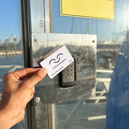 Barco Muy Espacioso Con Dos Terrazas Centro!! Valencia