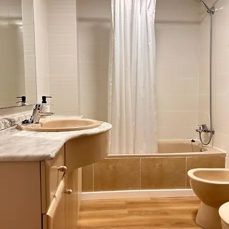 Lovely 3-bedroom 15 Minutes From Apartament *