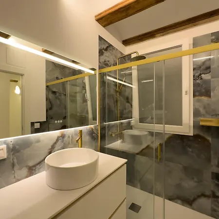 Apartment Market - Ciutat Vella, Exclusively For Families - Mid-term *
