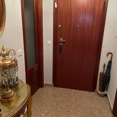 Lejlighed Bonita, Tranquila, Centrica Y Acogedora Habitacion, Solo Chicas, En Vivienda Compartida Con Anfitrion