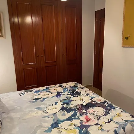 Chica En Vivienda Compartida Con Anfitrion Hombre *