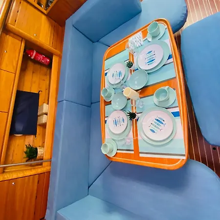 Velero En Puerto De Bateau-hôtel