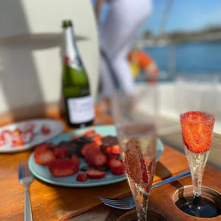 Botel Velero En Puerto De *