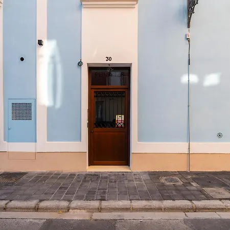 Vlc Host - Reina 168 Otel Valensiya