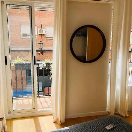 Location Center Has An Independent Courtyard Apartment *