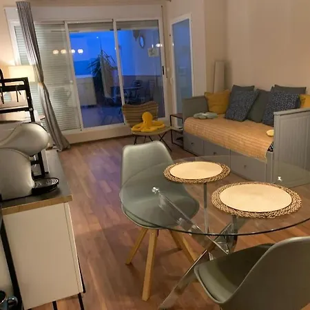 Location Center Has An Independent Courtyard Apartment *