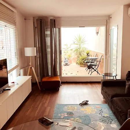 Location Center Has An Independent Courtyard Apartment *