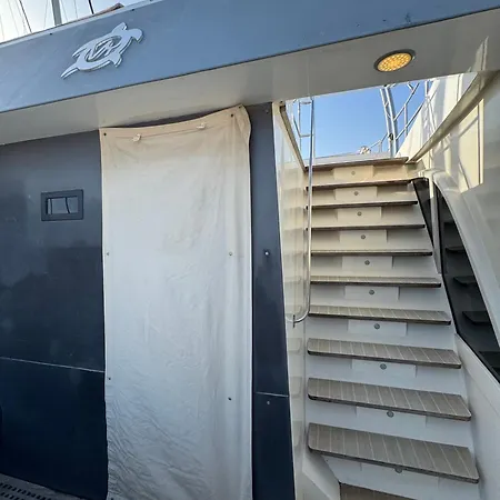 Luxury Catamaran In Marina ספינת מלון