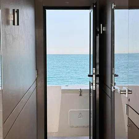 Luxury Catamaran In Marina ספינת מלון ולנסיה