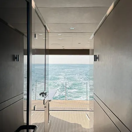 Luxury Catamaran In Marina ספינת מלון