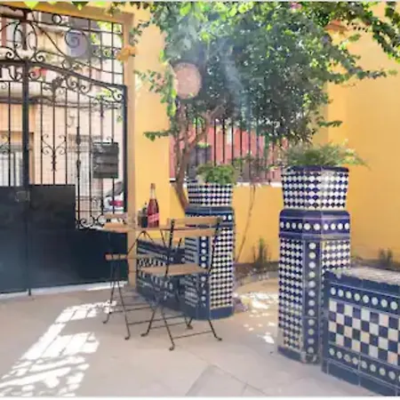 1- Habitación Interior Con Aire Acondicionado Y Con Baño Independiente * Valencia