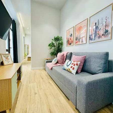 Bright & Stylish Flat Close To Center *