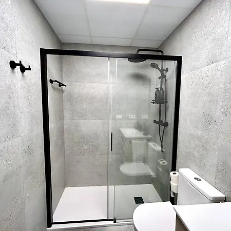 Comfort Near Metro, 2 Bed, 1 Bath Appartamento