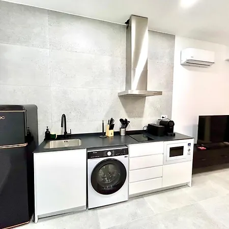 Comfort Near Metro, 2 Bed, 1 Bath Apartman *